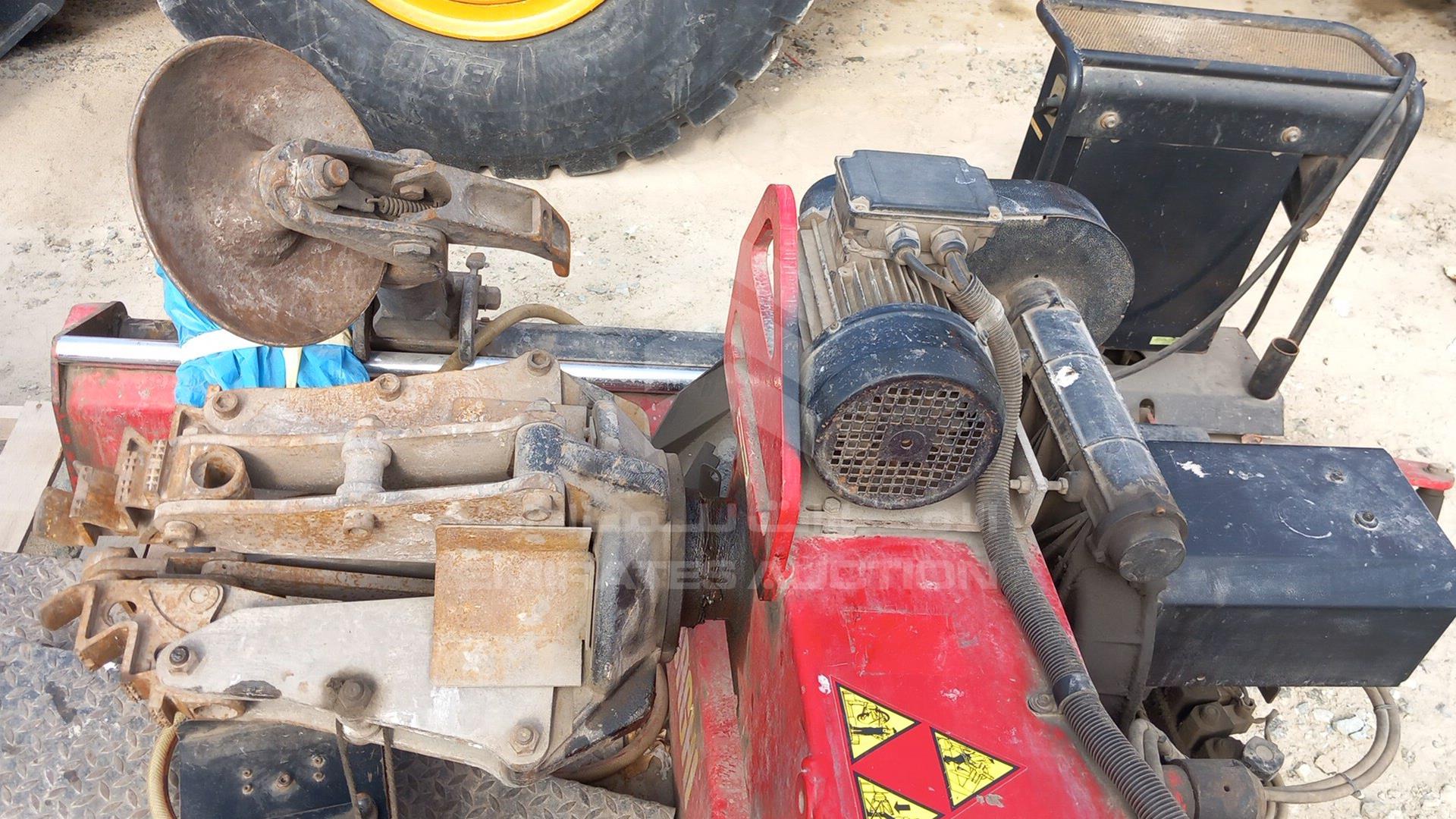 2009 UNDEFINED TIRE EQUIPMENT VIN: P02339