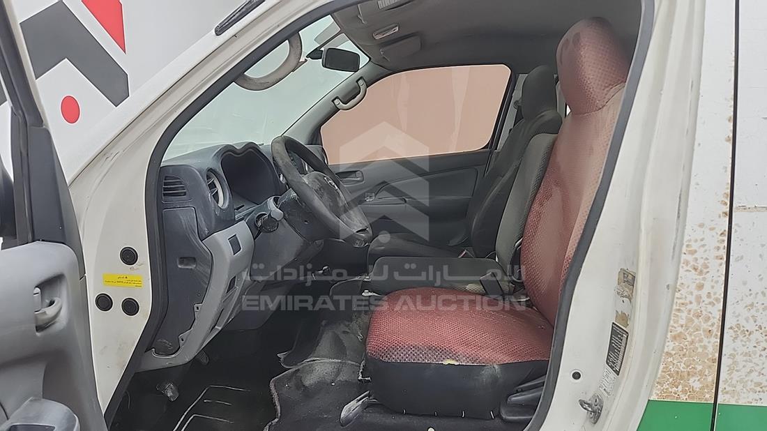نيسان أورفان 2015 — زاوية السائق الأمامية اليسرى — صورة 7