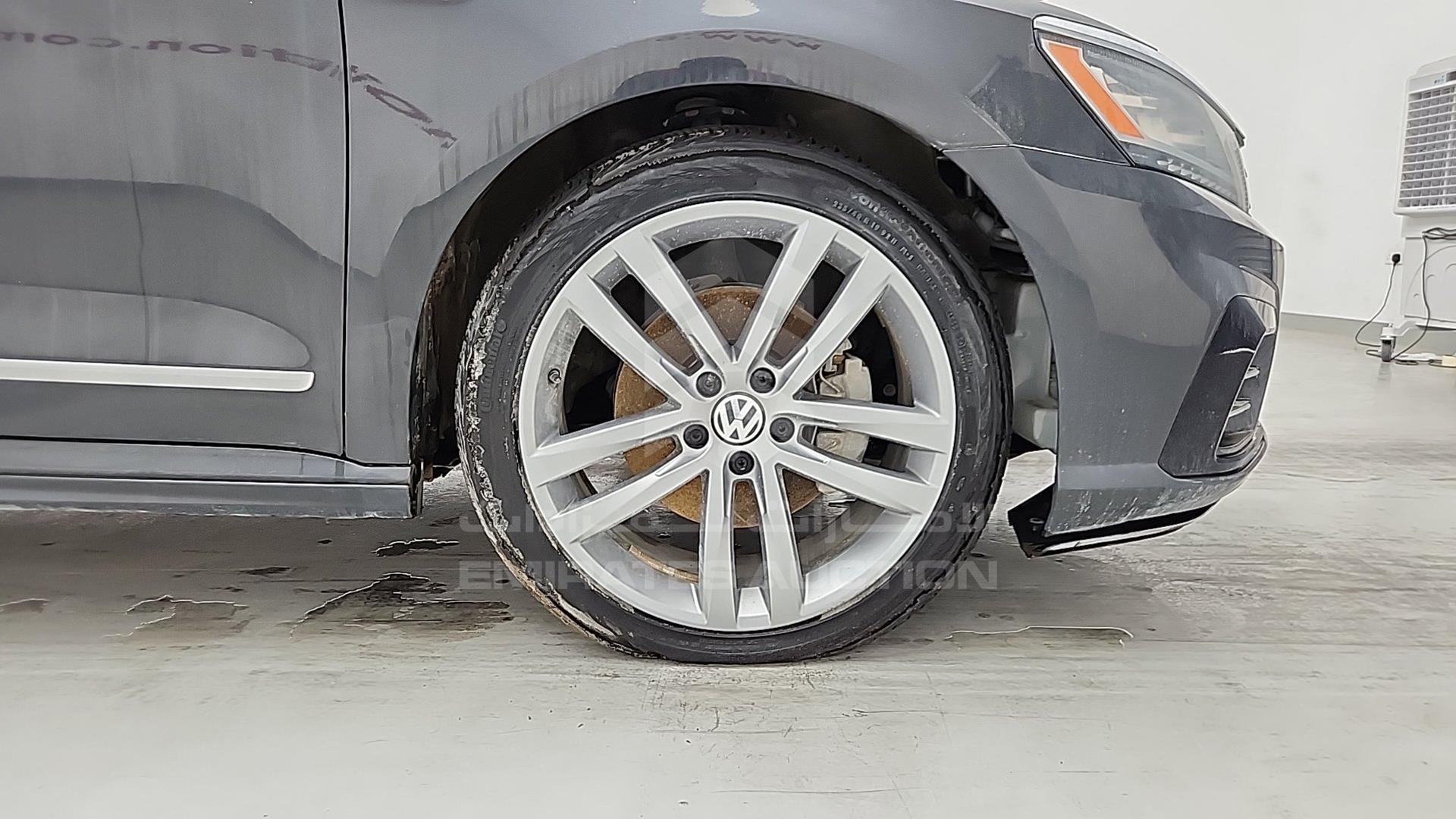 2017 VOLKSWAGEN PASSAT VIN: 1VWDT7A38HC025469