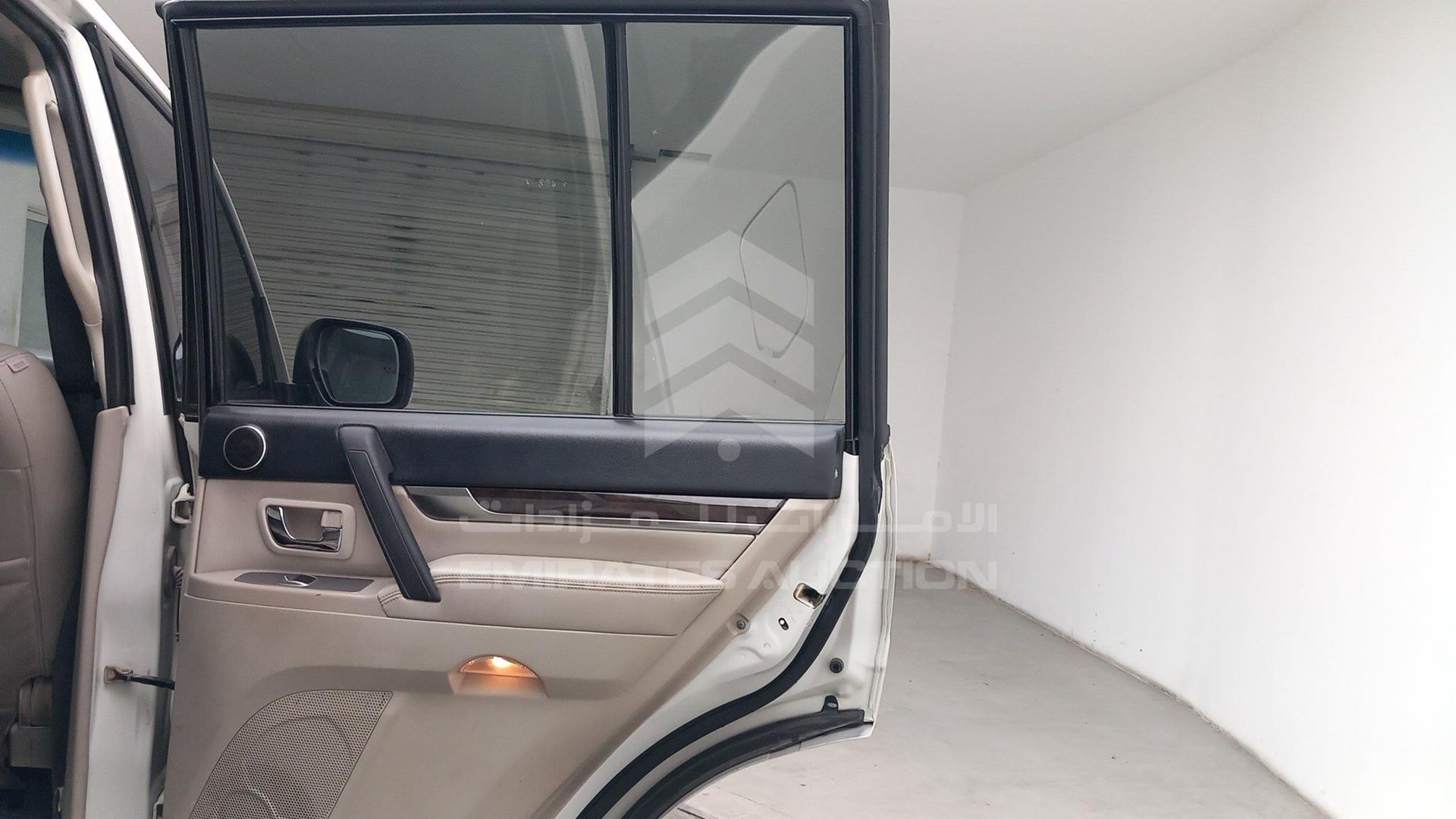 2010 MITSUBISHI PAJERO VIN: JMYLRV95WAJ713865