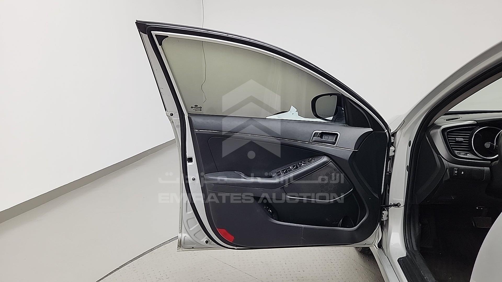 2011 KIA K5 VIN: KNAGN415BBA150063