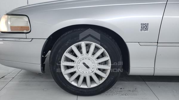 Lincoln Town Car 2005 1LNHM82W05Y613957 Image 32