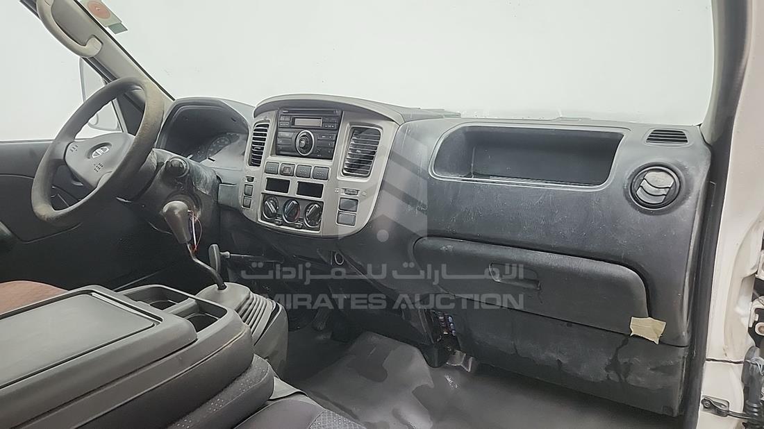 نيسان أورفان 2012 — زاوية واجهة الراكب الأمامي الأيمن — صورة 18