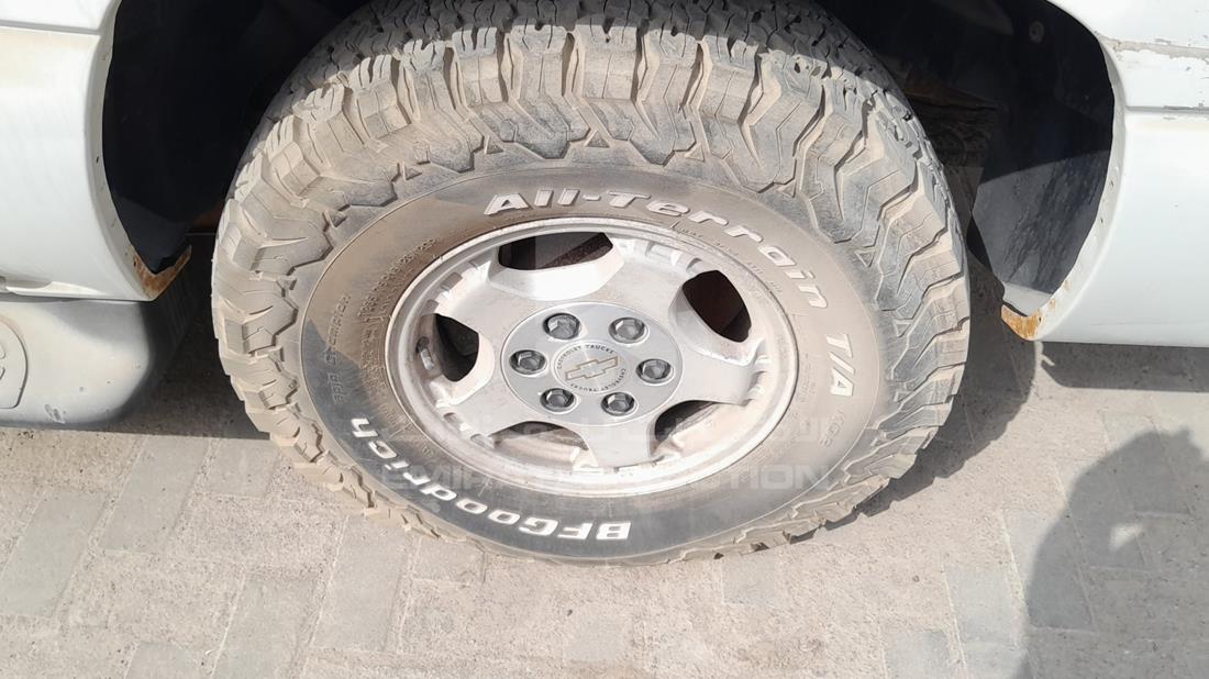 2004 GMC Suburban — Rear Left Tyre — Photo 31