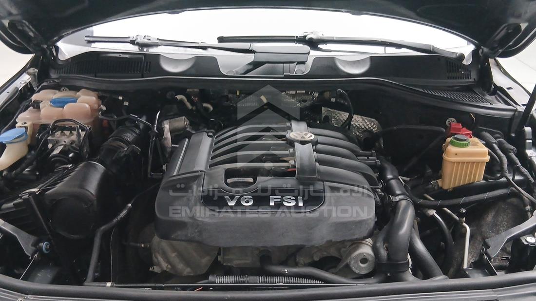 2014 Volkswagen Touareg — Engine Bay — Photo 31