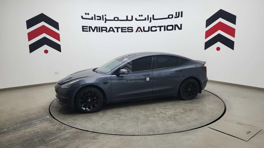 تيسلا موديل 3 2021 — الزاوية الأمامية اليسرى — صورة 3
