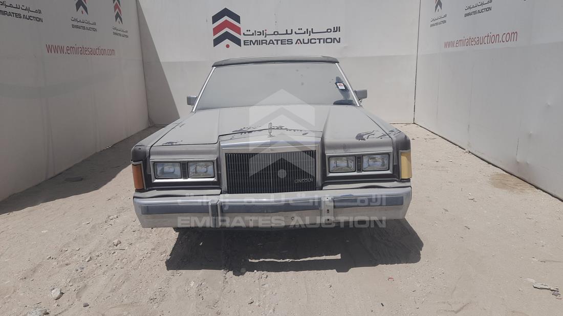 لينكولن تاون كار 1989 — الزاوية الأمامية بالكامل — صورة 1