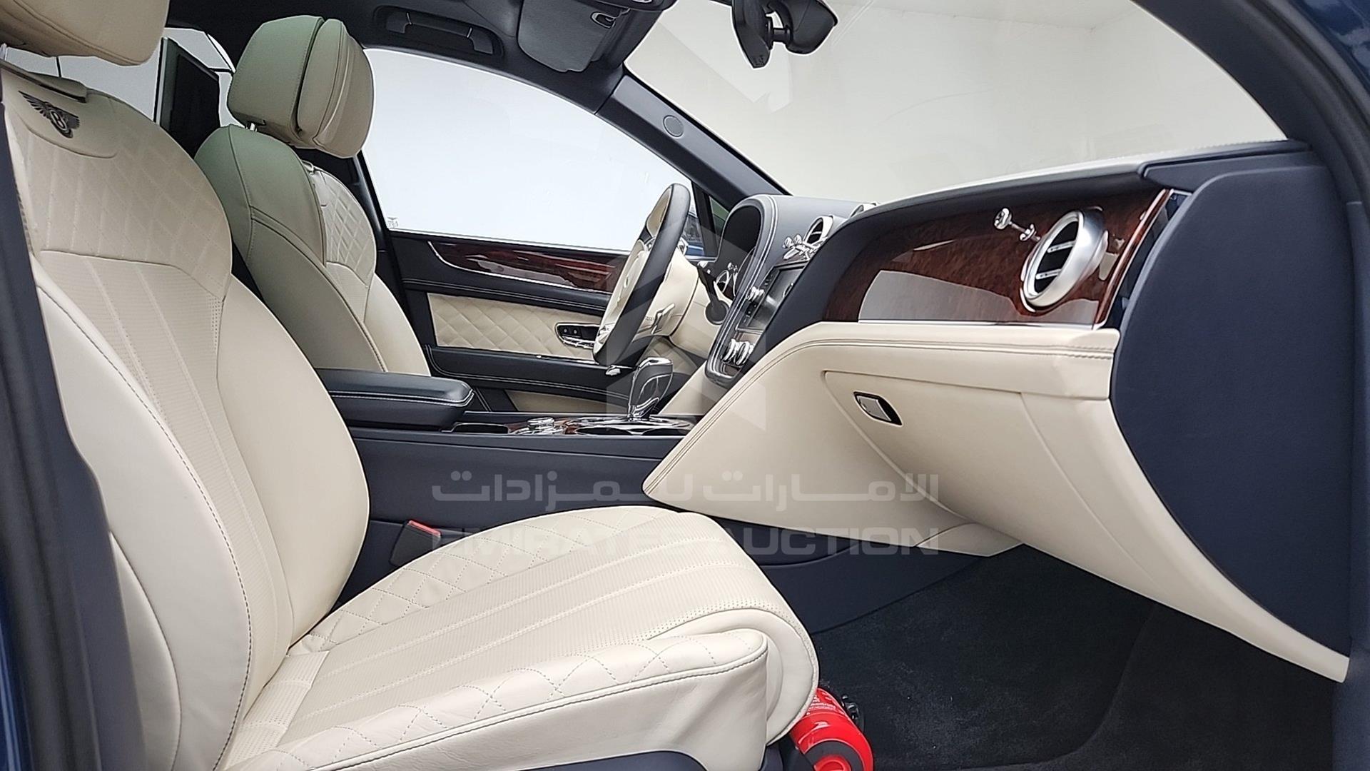 2017 BENTLEY BENTAYGA VIN: SJAAB1ZV0HC013457