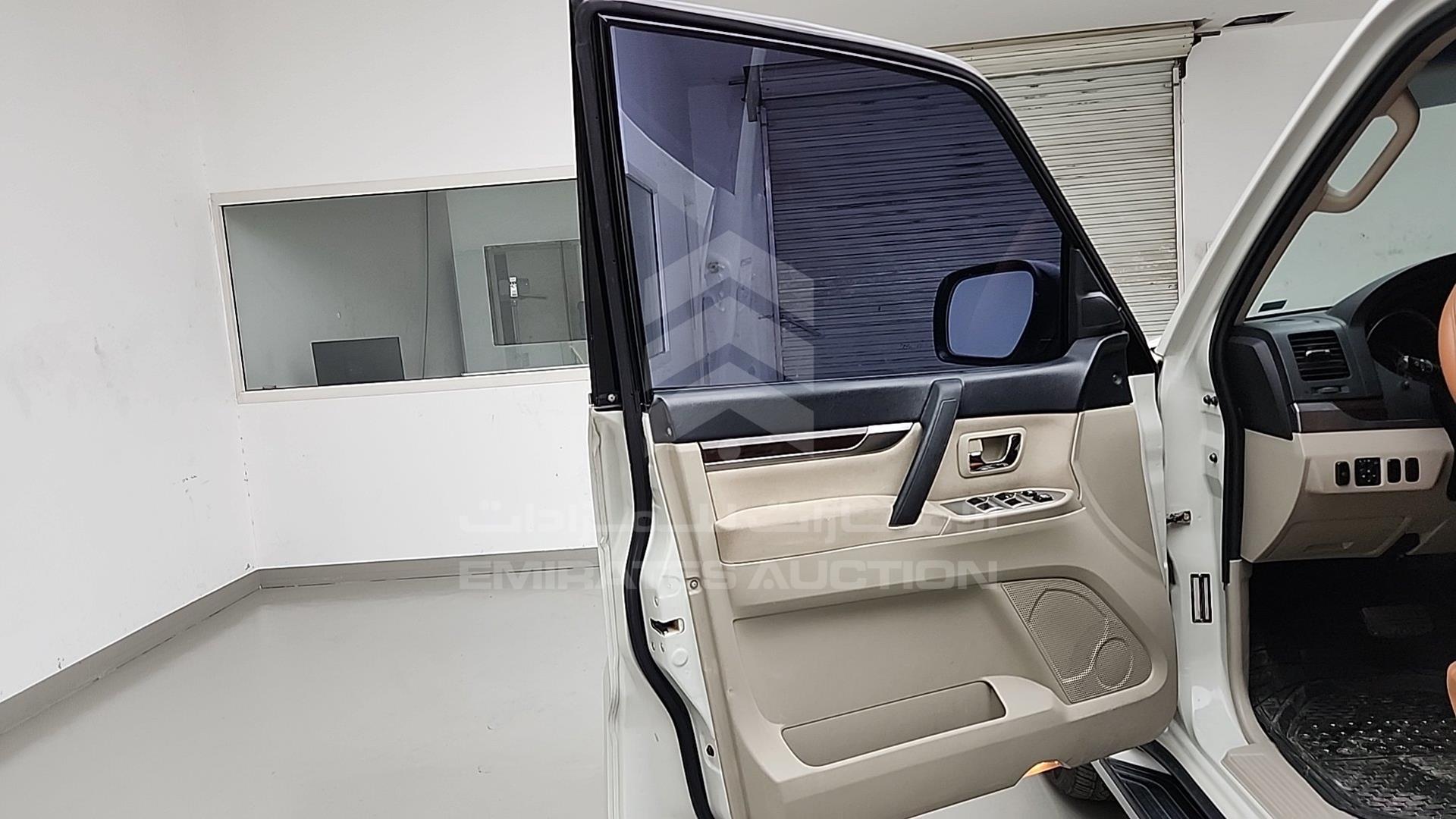 2011 MITSUBISHI PAJERO VIN: JMYLRV95WBJ705799