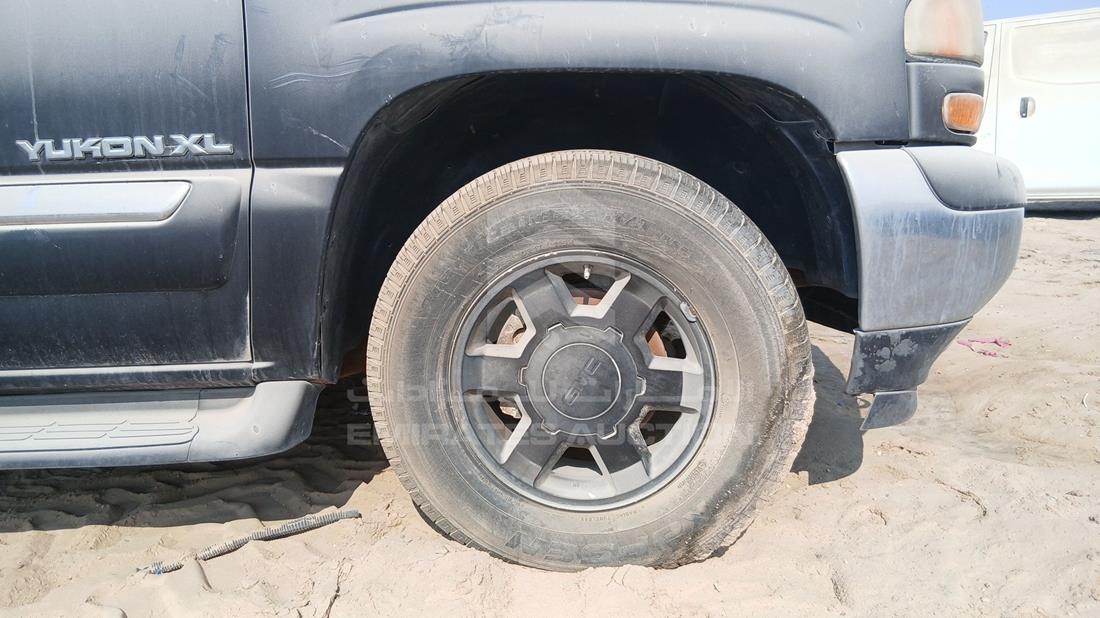 2005 GMC Yukon — Front Right Tyre — Photo 28