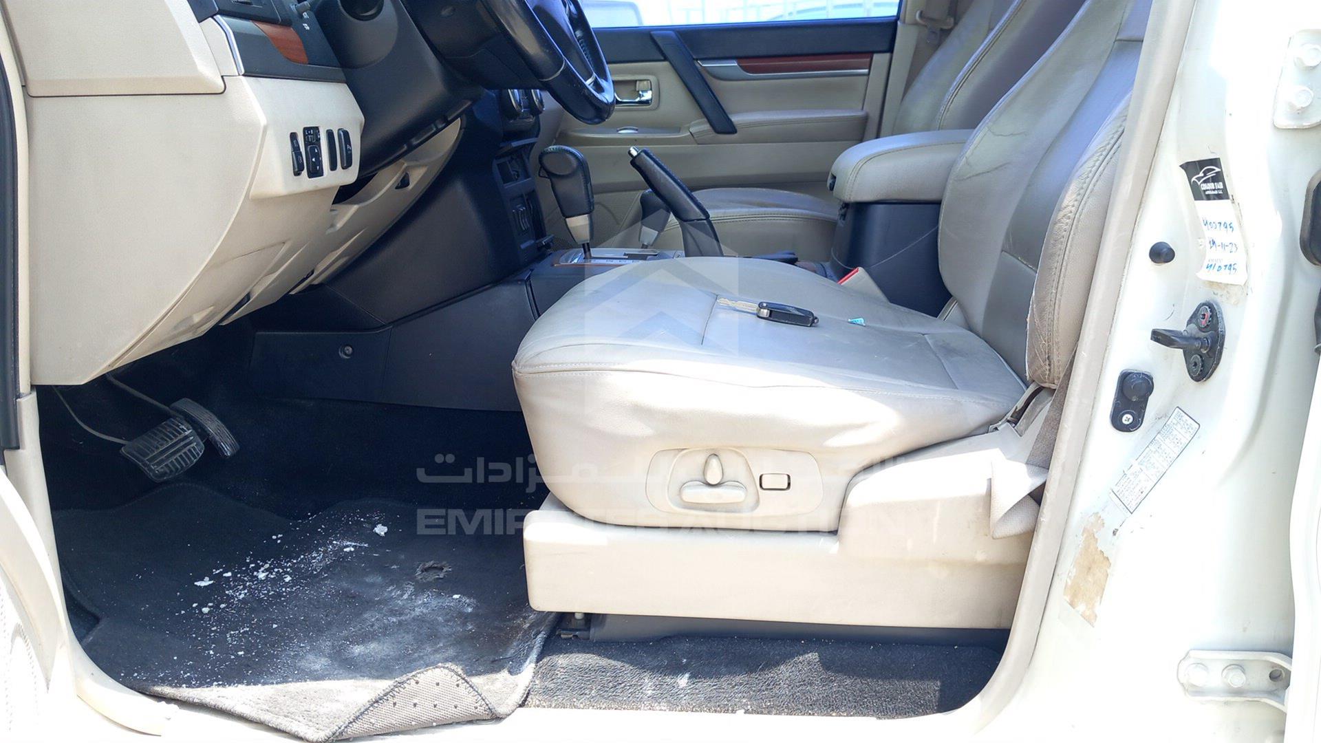 2008 MITSUBISHI PAJERO VIN: JMYLRV93W8J724284