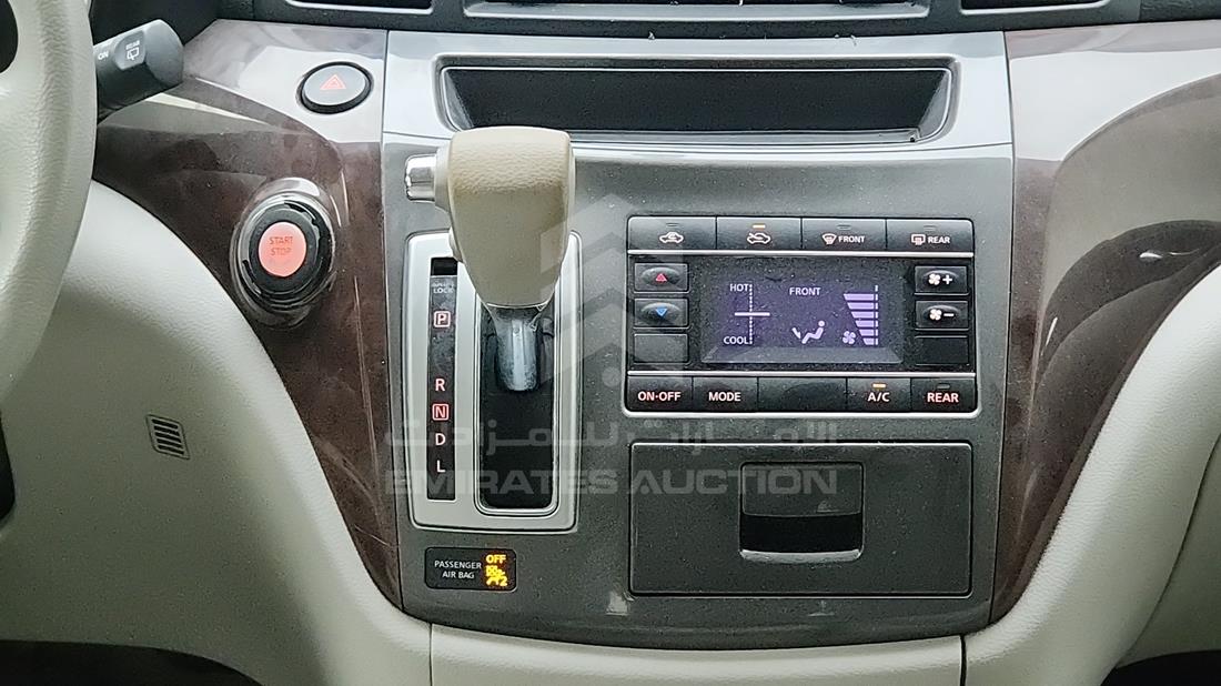 2014 Nissan Quest — Gear View — Photo 17