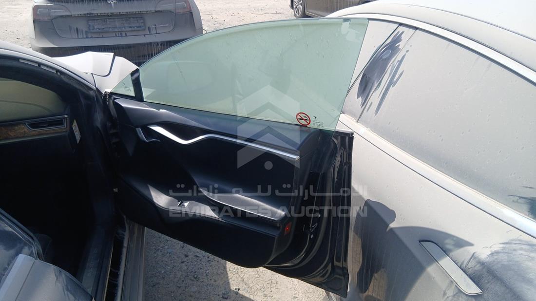 تيسلا موديل اس 2018 — الباب الأمامي الأيمن — صورة 25