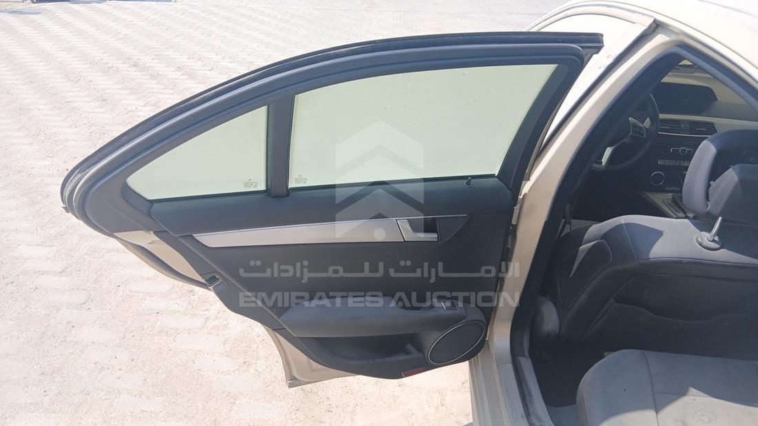 مرسيدس C200 2012 — الباب الخلفي الأيسر — صورة 18