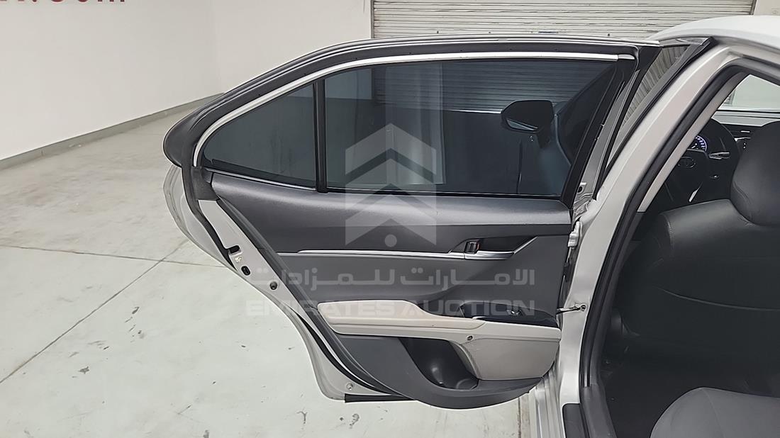 تويوتا كامري 2019 — الباب الخلفي الأيسر — صورة 18