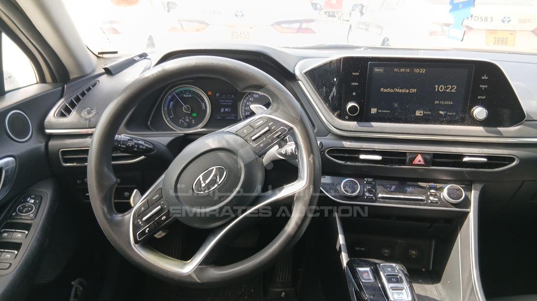 2021 Hyundai Sonata Hybrid — Steering & Mounted Controls — Photo 14
