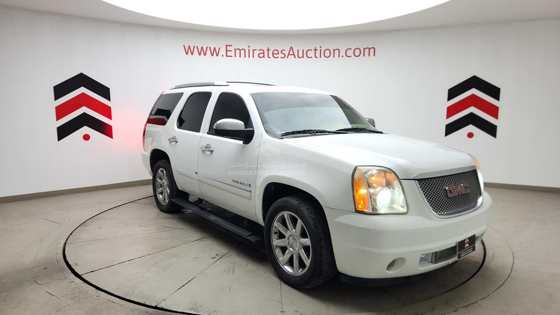 2009 GMC Yukon — Front Right Angle — Photo 11
