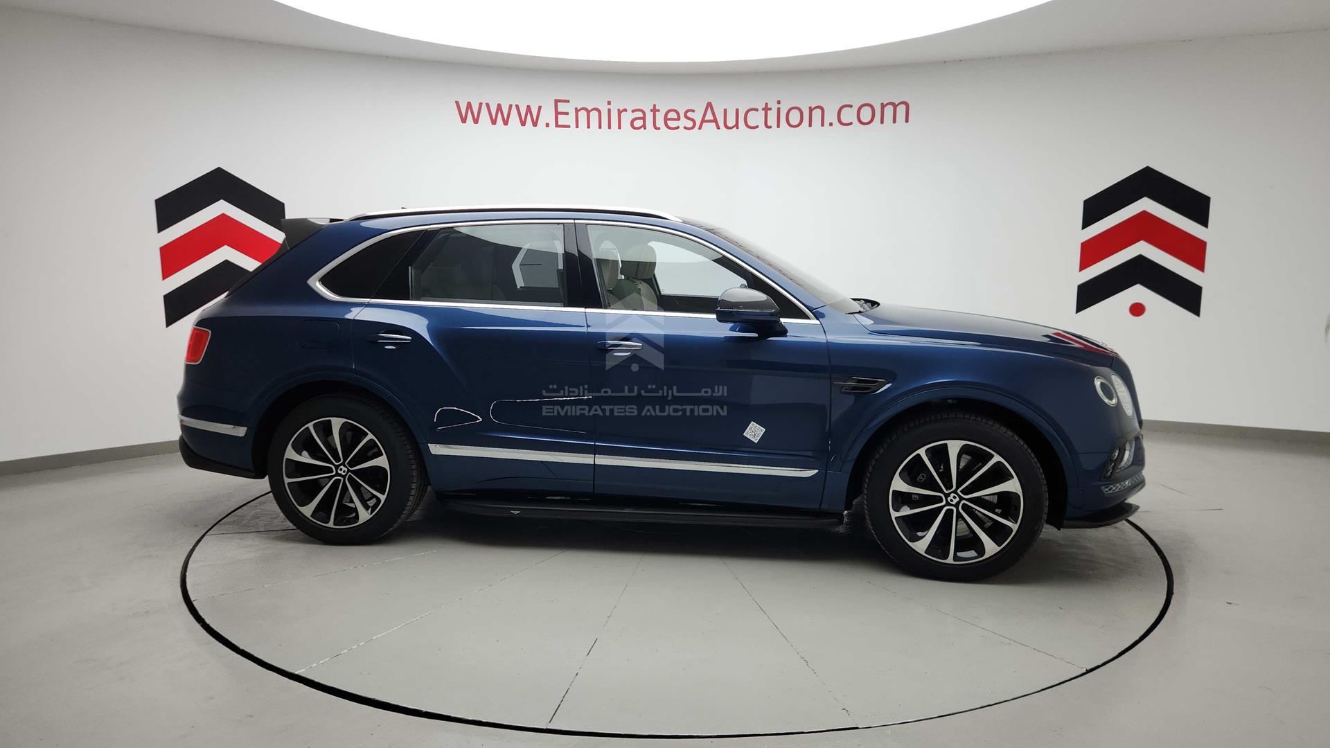 2017 BENTLEY BENTAYGA VIN: SJAAB1ZV0HC013457