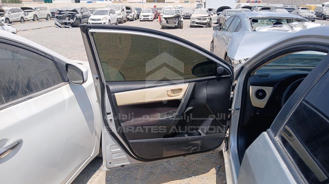 تويوتا كورولا 2017 — الباب الأمامي الأيسر — صورة 10
