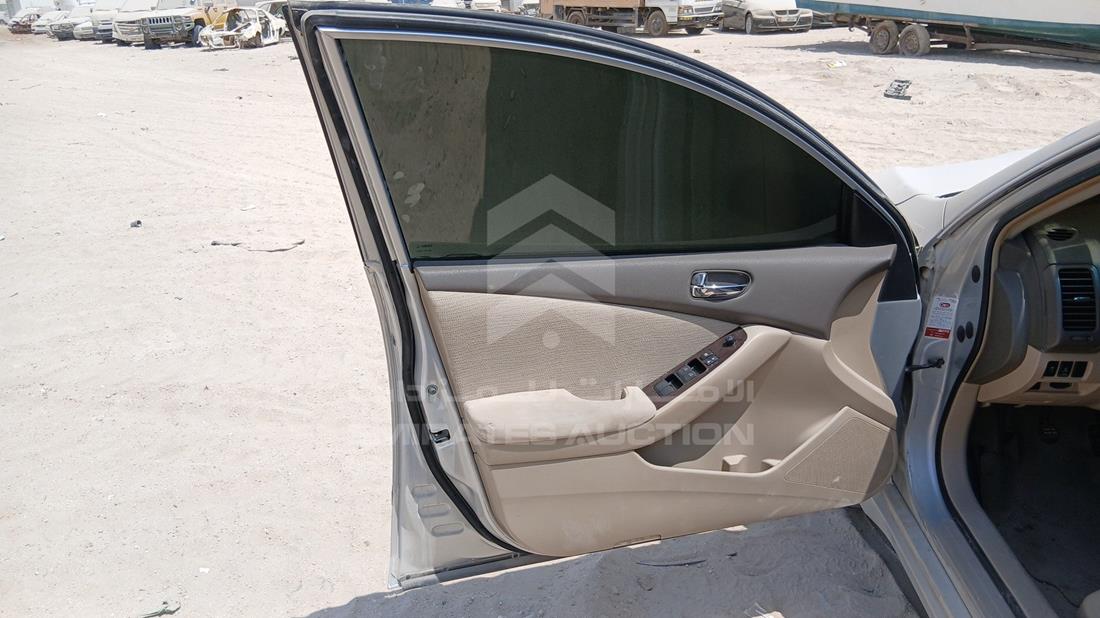 نيسان التيما 2011 — الباب الأمامي الأيسر — صورة 10