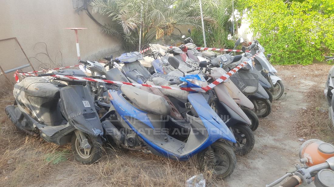 21 Scooters - Scrap without document — Front Right Angle — Photo 23