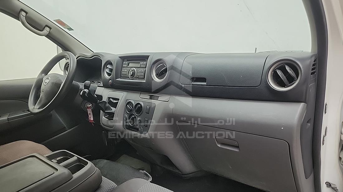 نيسان أورفان 2015 — زاوية واجهة الراكب الأمامي الأيمن — صورة 18