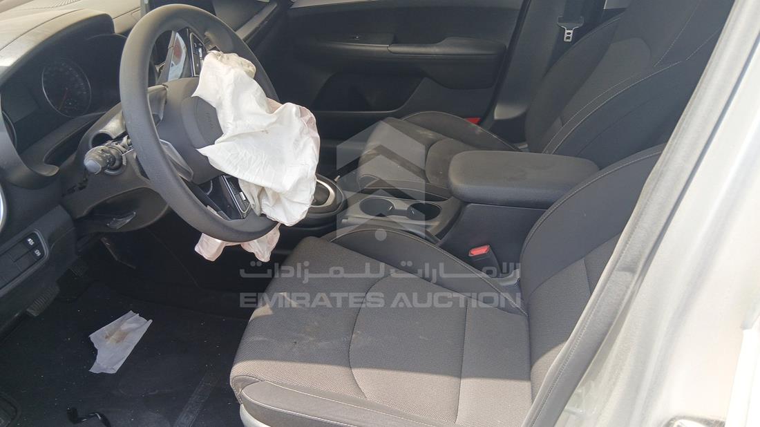 كيا سيراتو 2023 — زاوية السائق الأمامية اليسرى — صورة 12