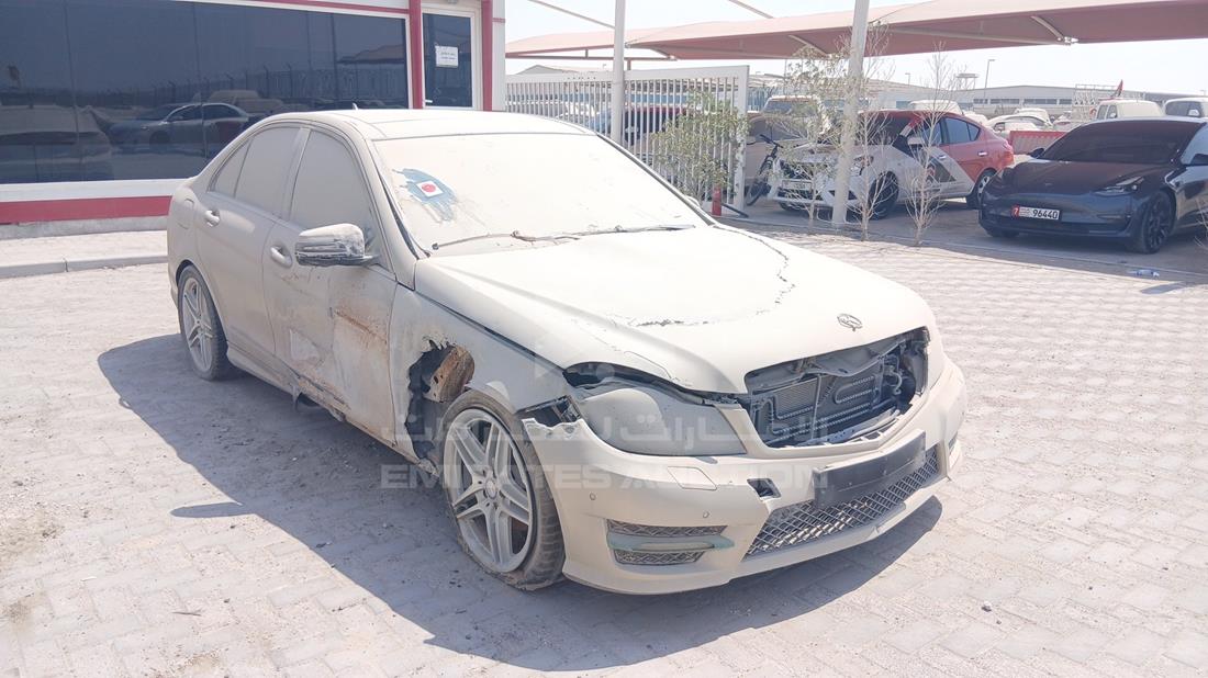 مرسيدس C200 2012 — الزاوية الأمامية اليمنى — صورة 9