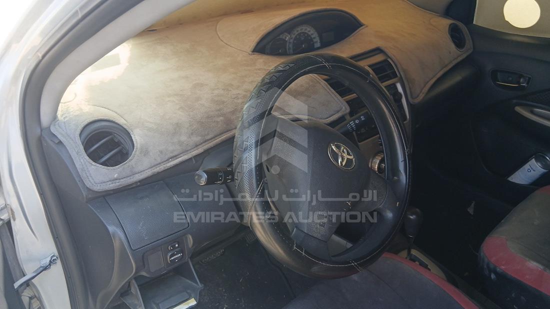 تويوتا ياريس 2008 — زاوية واجهة السائق الأمامية اليسرى — صورة 11
