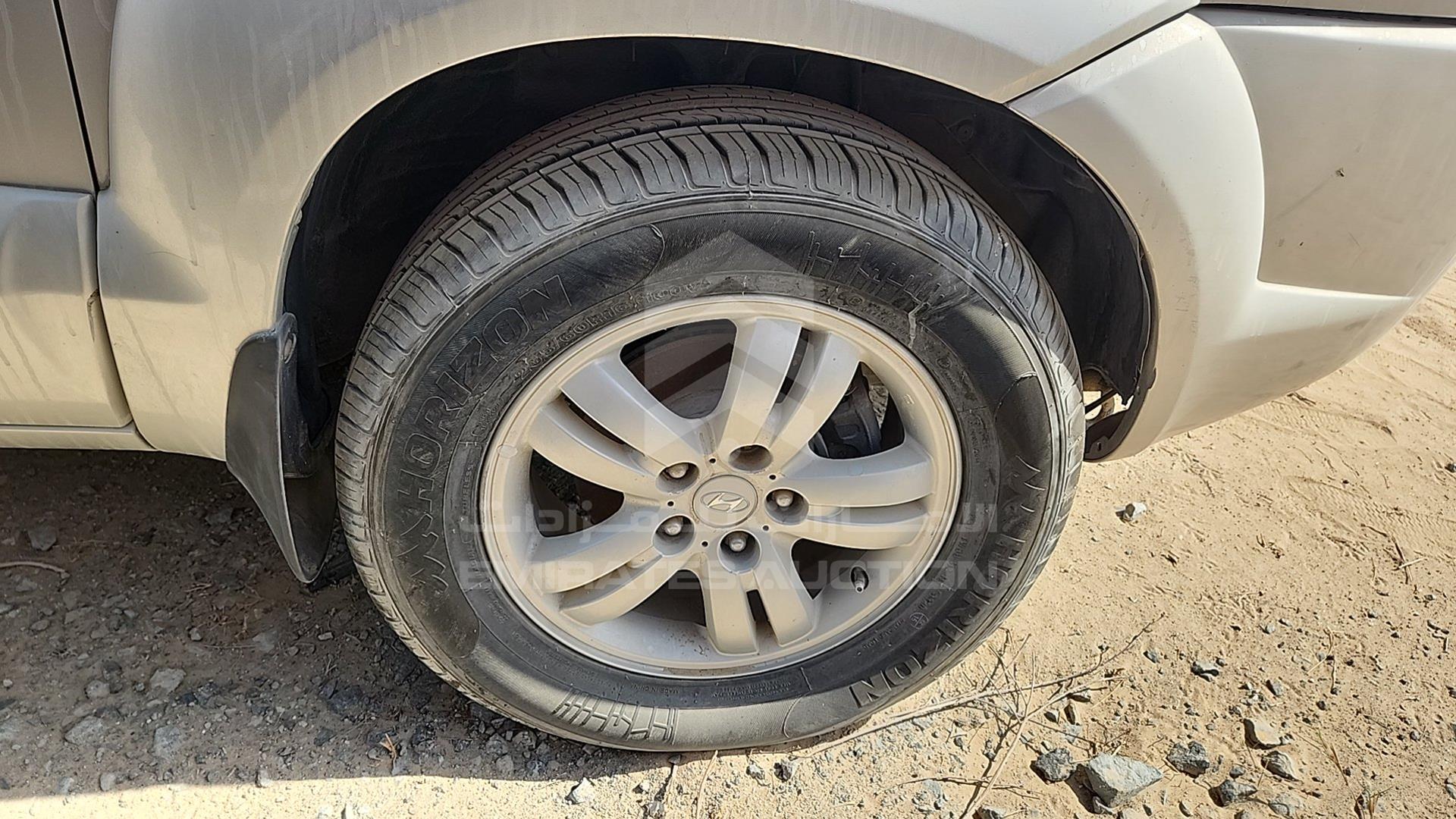 2008 HYUNDAI TUCSON VIN: KMHJM81B88U874779