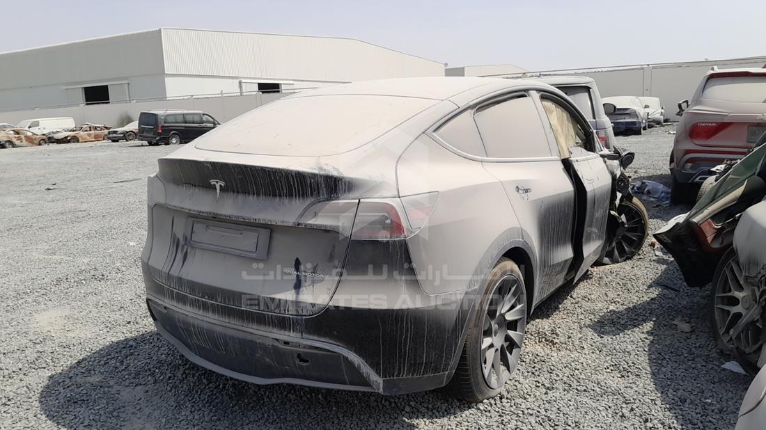 تيسلا Model Y 2023 — الزاوية الخلفية اليمنى — صورة 8