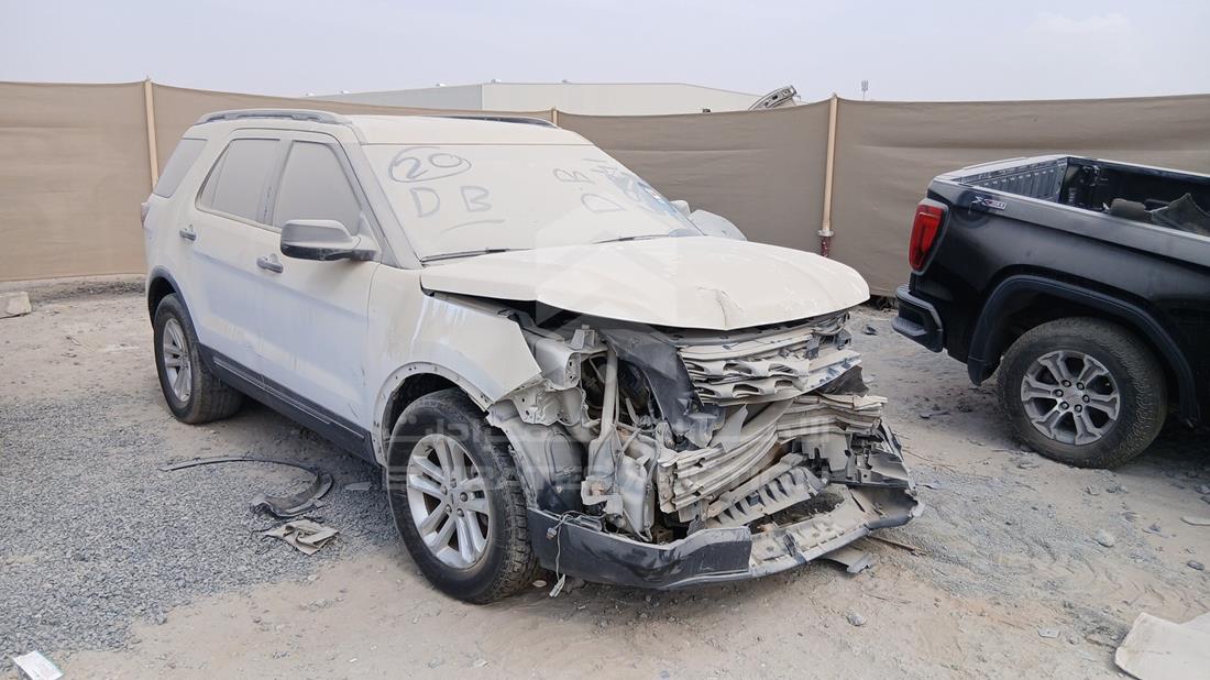 2016 Ford Explorer — Front Right Angle — Photo 8