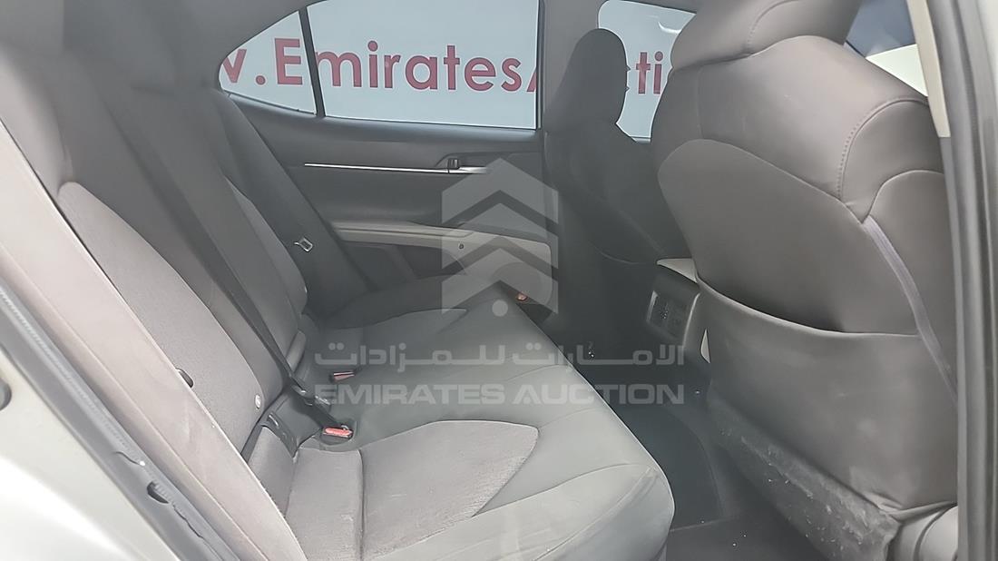 تويوتا كامري 2019 — زاوية الراكب الخلفي اليمنى — صورة 23