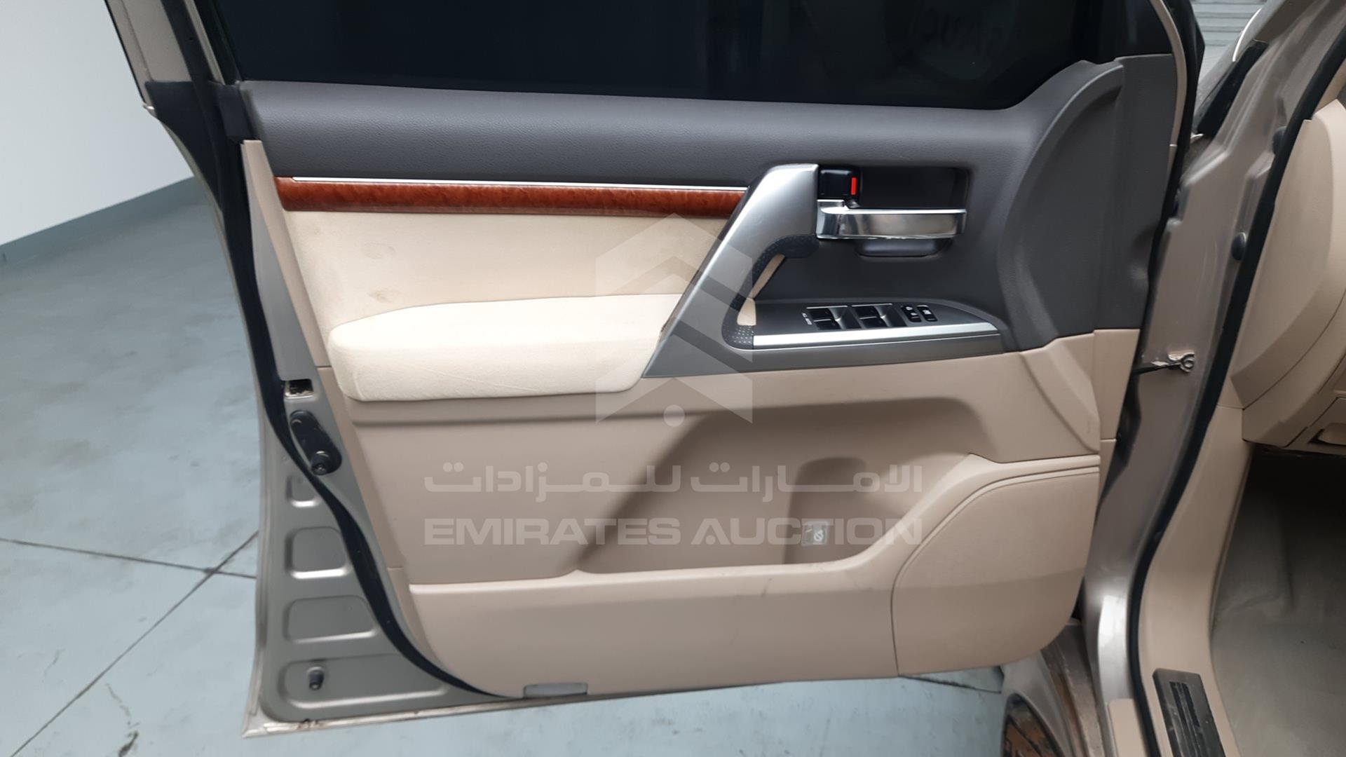 2015 TOYOTA LAND CRUISER VIN: JTMHY05J5F4032408
