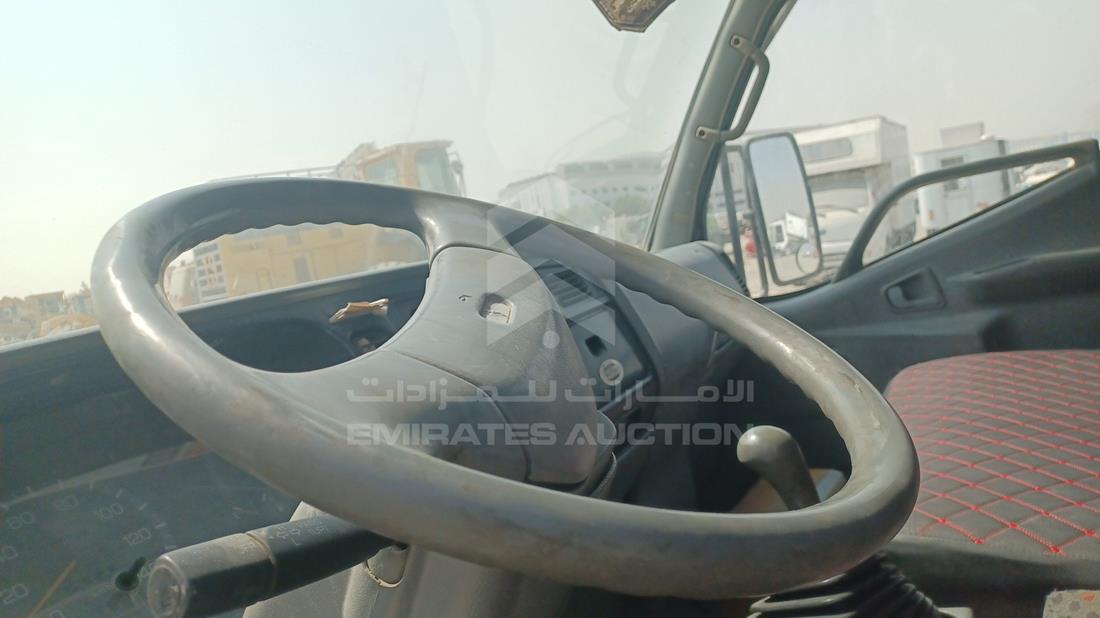 ميتسوبيشي كانتر 2004 — التحكمات في عجلة القيادة — صورة 14