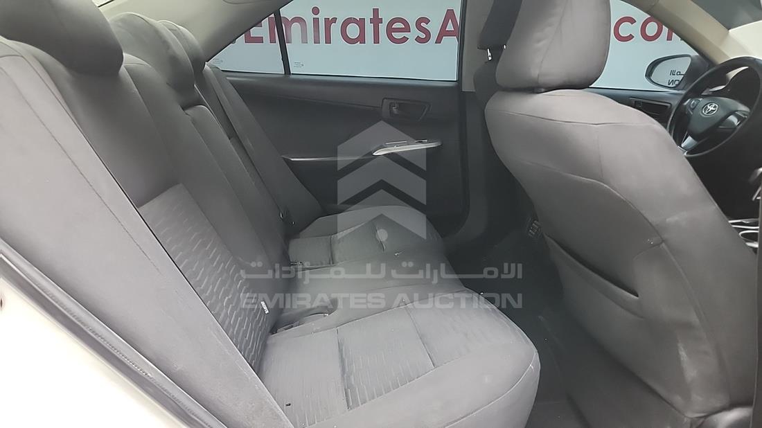 تويوتا كامري 2017 — زاوية الراكب الخلفي اليمنى — صورة 21