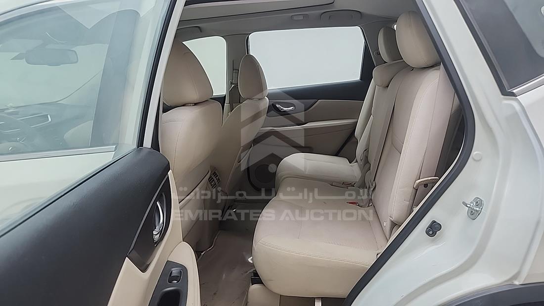 نيسان اكس تريل 2015 — زاوية الراكب الخلفي اليسرى — صورة 14