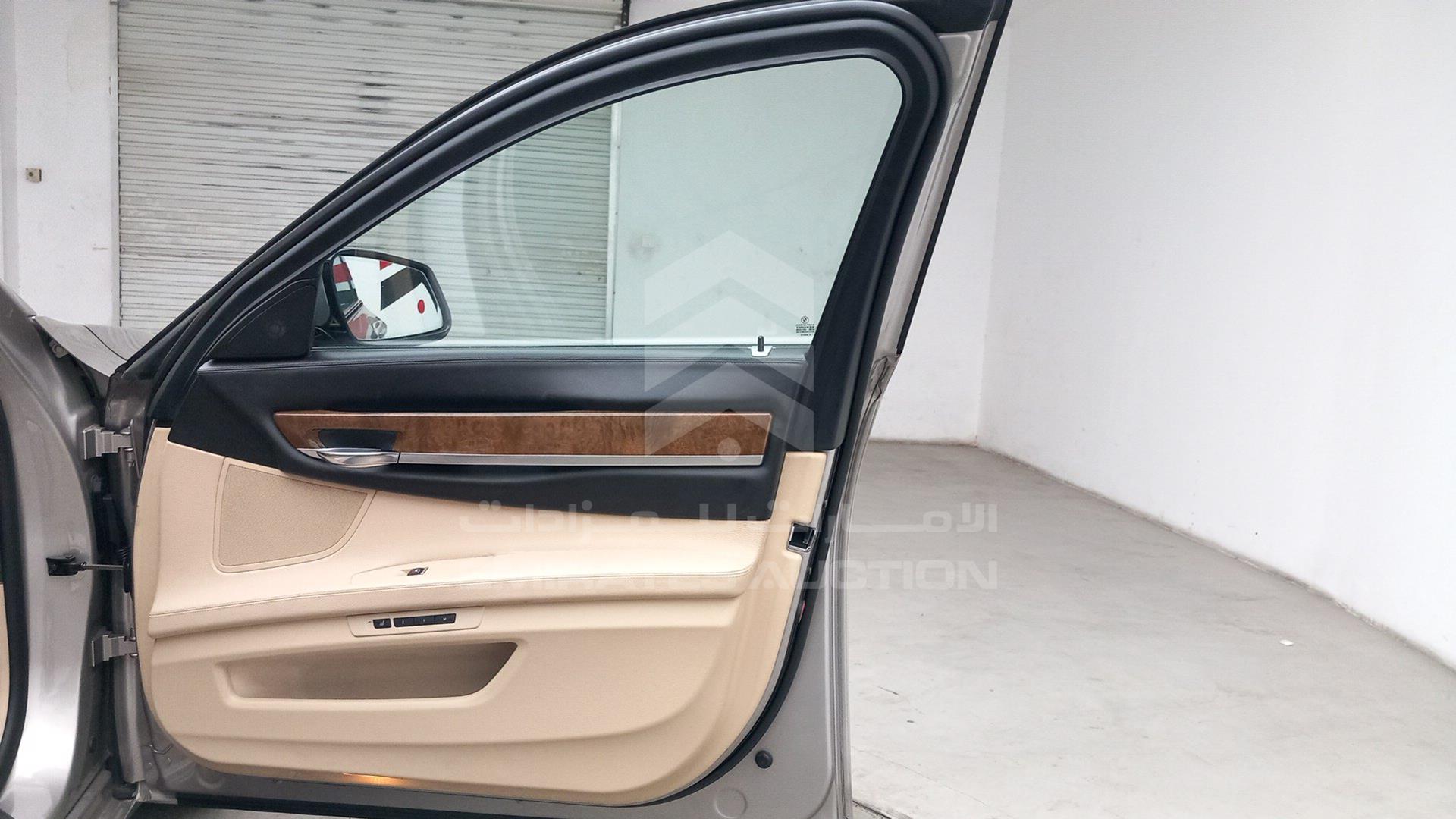 2010 BMW 750 VIN: WBAKB8108AC342700