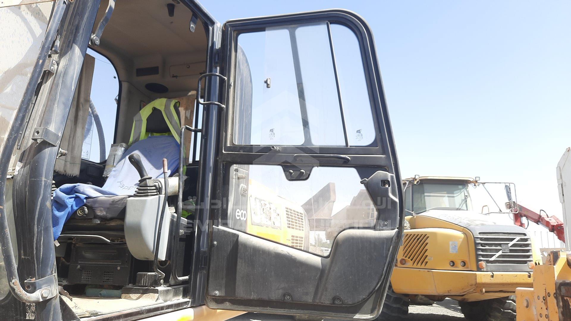 2015 JCB JS205 VIN: PUNJE20BV02359661
