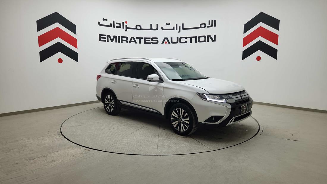 2021 Mitsubishi Outlander — Front Right Angle — Photo 10
