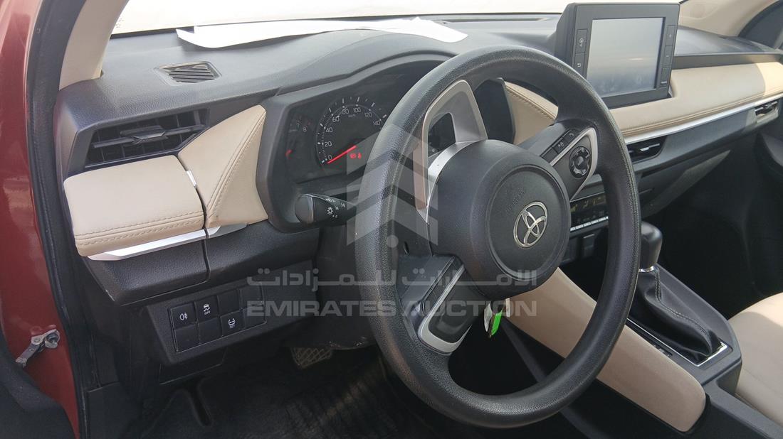 تويوتا ياريس 2023 — زاوية واجهة السائق الأمامية اليسرى — صورة 12