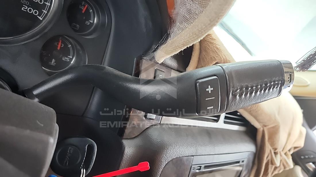 2009 GMC Yukon — Gear View — Photo 18