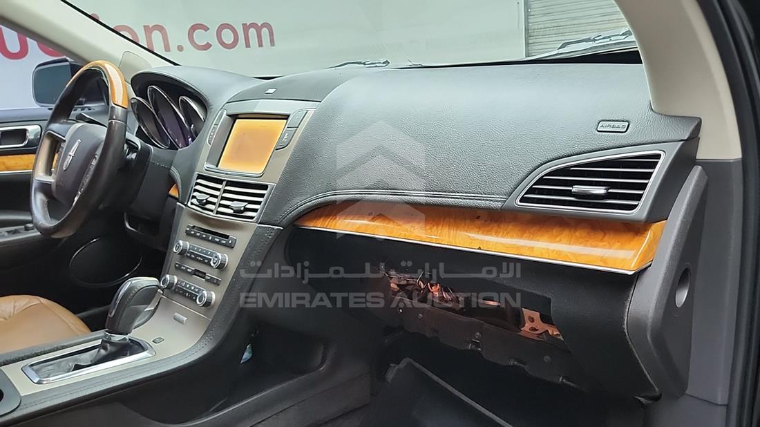 لينكولن MKT 2012 — زاوية واجهة الراكب الأمامي الأيمن — صورة 30