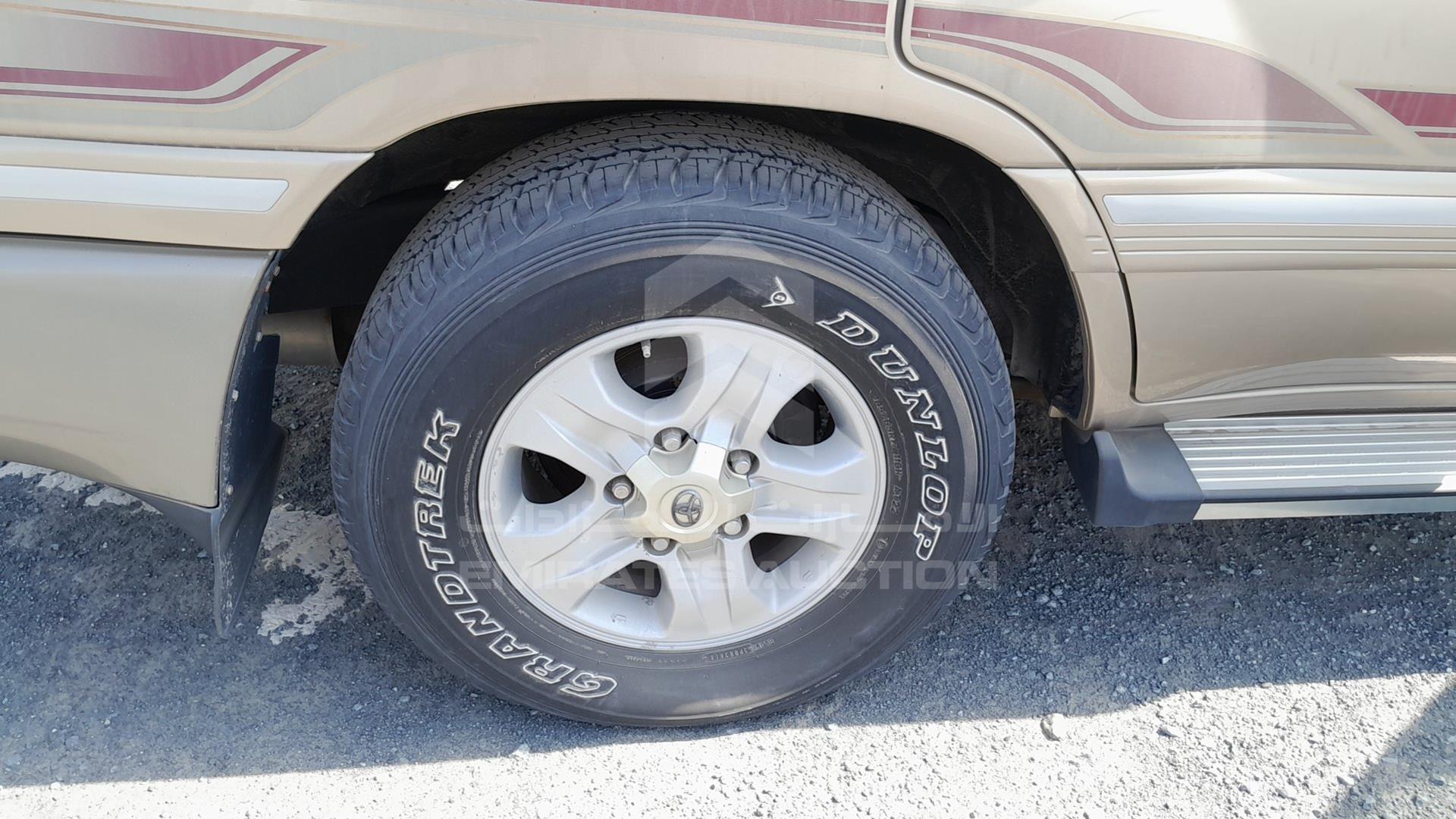 2004 TOYOTA LAND CRUISER VIN: JTEHJ09JX45090001