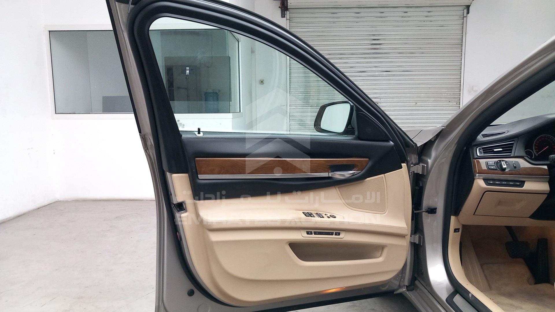 2010 BMW 750 VIN: WBAKB8108AC342700