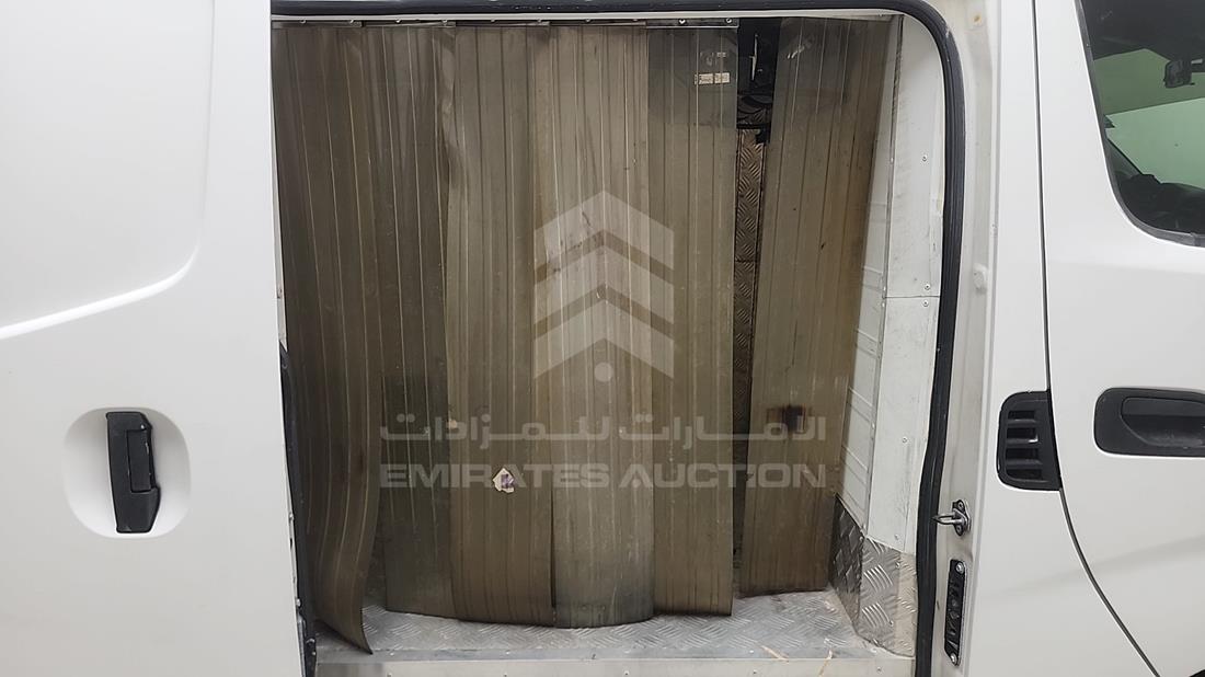 نيسان أورفان 2018 — زاوية الراكب الخلفي اليمنى — صورة 13