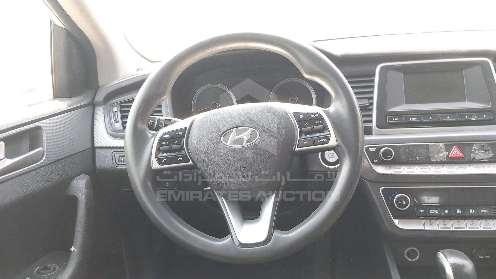 2018 HYUNDAI SONATA VIN: KMHE24133JA082023