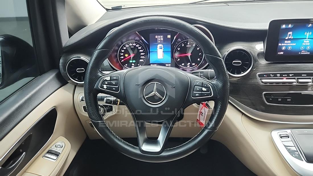 مرسيدس V 250 2021 — التحكمات في عجلة القيادة — صورة 13