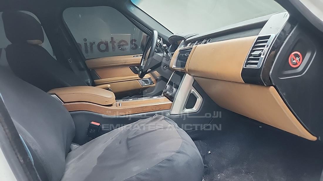 رنج روفر اتش اس إى 2018 — زاوية الراكب الأمامي للمقعد — صورة 24
