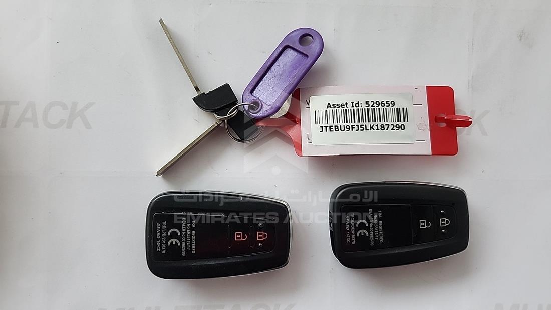 2020 Toyota Prado — Keys — Photo 6